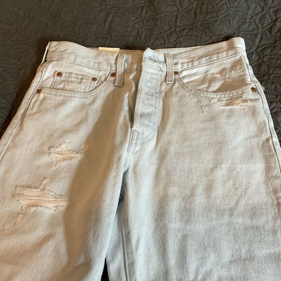 Levi’s 501 Women’s Distressed Raw Hem Straight Leg Light Blue Wash Jeans 26 NWT - Picture 3 of 6